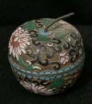 Caixa de  joia no formato de maçã de bronze com decoração cloisoneé ricamente decorado com temas florais. Diam. 50mm - Alt. 45mmEsta caixinha de joias estilo japonês apresenta pintura em esmalte, seu formato delicado de maçã a torna perfeita para guardar pequenos tesouros ou para exibir como objeto de decoração. O interior é de um azul cobalto brilhante.Está em bom estado de conservação, sem danos significativos.