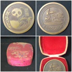 Bronze - Espetacular Medalha Oriental - Anverso Figura de um Panda em Relevo na galeria central com bambu nas extremidades com CSD  ideograma em relevo -  Verso figura de um Bonsai em Relevo na galeria central com a inscrição GOODLUCK logo abaixo. Medalha acondicionada em sua caixa original forrada em tecido vermelho decorado com imagens de pagode e florais. Diam. 60mm