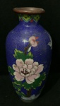Antigo vaso oriental de bronze em closoneé de fundo azul com decorarem florais com 13,5 cm de altura.
