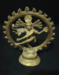 Escultura de bronze de Shiva, Deusa hindu, em sua dança cósmica representado como Shiva Nataraja na roda de fogo, fabricação em bronze, coloração dourada com aparência rústica do tempo. Medidas: 10 cm (A) x 8,5 cm (L) x 3,5 cm (L).xxxxxxxxxxxxxxxxxxxxxxxxxxxxxxxxxxxxxxxxxxxxxxxxxxxxxxxxxxxxxxxxxxxxxxxxxxxxxxxxxxxxxxxxxxxxxxxxxxxxxxxxxxxxxxxxxxxxxxxxxxxxxxxxxxEsta é uma estátua de Nataraja, uma representação do deus hindu Shiva como o dançarino cósmico. A dança de Shiva, chamada Tandava, simboliza os ciclos contínuos de criação, manutenção e dissolução do universo. A figura é circundada por um arco de chamas, conhecido como prabhamandala, que representa o universo manifestado e o ciclo infinito de nascimento e renascimento. Shiva é retratado com quatro braços, cada um com um simbolismo específico, como um tambor (damaru) na mão superior direita (criação) e fogo (Agni) na mão superior esquerda (destruição). Ele dança sobre um anão, identificado como o demônio Apasmara (ou Muyalaka), que simboliza a vitória sobre a ignorância. A postura da mão inferior direita, conhecida como Abhaya mudra, confere proteção e destemor aos seguidores do dharma (justiça).