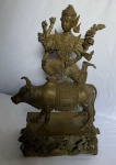 BRONZE - Grupo escultórico de bronze de imagem de divindade hindu montada em búfalo com múltiplos braços possivelmente Vishnu ou Shiva, No estado - Séc. XIX -  Med. 33cm x 19cm x 11cm. Peso 2900g