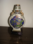Vaso em cloisonné policromado, adornado com pássaros e flores, sobre peanha e acantos dourados. Aproximadamente 14 cm.