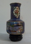 Vaso em Cloisonné bojudo com o corpo alongado ricamente adornado com paisagem oriental sobre base. Med.9cm com base