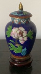 Vaso de Cloisonée com fundo azul e decoração floral, base de madeira. Altura total 12cm