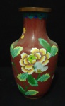 Vaso Oriental em Cloisonée com fundo rubi decorado com florais e folhagens multicoloridas. Altura. 17cm
