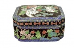 CLOISONNÉ, uma (1) caixa porta joias confeccionada em metal dourado com esmaltagem na tonalidade branca, faixas na tonalidade azul, decorado com figuras de gatos , flores e folhagens em policromia, decorado por gregas e geométricos, medindo 5x9,5x7cm.