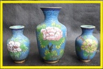 CLOISONET - Vasos com rica decoração floral em antigo cloisinet. Maior com 75mm. Total de três vasos.