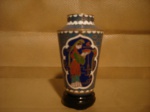 Vasinho balaustre de bronze chinês, sobre peanha,  decorado em cloisonne com pássaro, gueixas. 8cm altura.