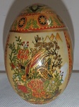 Ovo decorativo porcelana ao gosto satsuma ricamente decorado  flores, folhagens e pássaros. Alt.11cm. Ovo decorativo em porcelana ou faiança, ao gosto Satsuma. A peça é ricamente decorada com pinturas policromáticas de flores e, possivelmente, pássaros ou aves do paraíso. O estilo Satsuma é uma técnica de cerâmica japonesa conhecida por seus detalhes intrincados e esmalte craquelado. São itens colecionáveis e decorativos, valorizados por sua arte oriental e detalhes em relevo.
