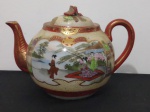 Espetacular chinease tea can, satsuma,  denominado  casca de ovo da década de 1950, decorado com cenas orientais em ótimo estado de conservação, assinado no fundo. Med. 15cm x 20cmXXXXXXXXXXXXXXXXXXXXXXXXXXXXXXXXXXXXXXXXXEste é um bule de chá colecionável de porcelana japonesa, do tipo "casca de ovo" (eggshell), com decoração pintada à mão no estilo Kutani. A porcelana Kutani é um tipo de cerâmica japonesa com uma história rica, frequentemente apresentando decorações policromadas e complexas. O termo "casca de ovo" refere-se à porcelana extremamente fina e delicada, que é uma característica comum em conjuntos de chá japoneses antigos. A peça parece ser antiga, possivelmente do início do século XX, com cenas orientais detalhadas e pintura em relevo.
