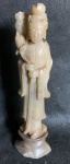ARTE ORIENTAL - Figura de Padra representando gueixa com pequeno bicado na base. Escultura rica em detalhes primorosamente esculpida em bloco único de pedra. Alt 25cm.xxxxxxxxxxxxxxxxxxxxxxxxxxxxxxxxxxxxxxxxxxxxxGuan Yin ou Kuan Yin (em chinês: ; pinyin: Gunyn; Wade-Giles: kuan-yin; em japonês: Kannon; em coreano: Gwan-eum; vietnamita: Quan Âm) é o bodisatva associado com a compaixão tal como é venerada pelos budistas da Ásia Oriental, geralmente na forma feminina. O nome Guanyin e uma abreviação de Guanshiyin (; pinyin: Gunshìyn; Wade-Giles: kuan-shih yin) que significa "Observar os Sons (ou Gritos) do Mundo".Os fiéis de origem chinesa geralmente aceitam que Guanyin se originou com o Avalokitevara () sânscrito, sua forma masculina. Comumente conhecida nos idiomas ocidentais como Deusa da Misericórdia,1 Guanyin não é cultuada pelos taoistas chineses como um dos Oito Imortais; na mitologia taoista, no entanto, possui histórias relacionadas à sua origem que não são relacionadas diretamente a Avalokitevara.