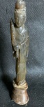 ARTE ORIENTAL - Figura de Padra representando gueixa com pequeno bicado na base. Escultura rica em detalhes primorosamente esculpida em bloco único de pedra. Alt 19cm.