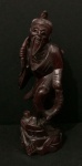 CHINA - Linda escultura em bloco maciço de madeira nobre escura. Representando pescador. 31cmxxxEscultura oriental antiga, entalhada à mão em madeira, representando um pescador ou uma divindade da sorte. É uma peça de colecionador, o material pode ser madeira de lei, como o rosewood (pau-rosa).Representações comuns incluem Ebisu, o deus dos pescadores e da boa sorte na mitologia oriental.