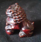 Espetacular escultura de cão de Fó (Leão Guardião Chines) de pesada Resina laqueada da cor vermelho sangue de boi (sang de boeuf) ou vermelho-oxido - (oxblood). Sao simbolos de proteção e prosperidade, embaixo de uma de suas patas uma bola que representa a terra ou conhecimento. Alt. 75 mm.