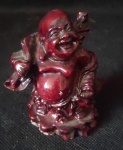 Espetacular escultura de Buda de pesada Resina laqueada da cor sangue de boi - Ornamento de Buda Rindo da Riqueza, feito de resina na cor vermelha escura ou vinho.  A estatueta é comumente associada à prosperidade, paz e sorte no folclore chinês e práticas de Feng Shui. O objeto é feito de resina e tem uma coloração vermelha escura/vinho. Buda é um título que significa "iluminado" ou "desperto" em sânscrito, dado a mestres budistas que alcançaram a realização espiritual. No budismo, a imagem de Buda pode ajudar a trazer calma, plenitude e positividade para um ambiente.  Alt. 9cm