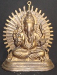 Escultura oriental em material sintético na tonalidade dourada representada por Ganesha -  Ganesha é uma divindade hindu popular,  é conhecido como o deus do intelecto, sabedoria e fortuna.  Ele é o "Destruidor de Obstáculos", frequentemente invocado no início de novas tarefas ou empreendimentos. A estátua é feita de resina na tonalidade dourada ou ouro envelhecido. A cabeça de elefante simboliza sabedoria, enquanto as orelhas grandes representam a importância de ouvir mais. Medidas  33 x 28 x 7cm