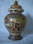 Potiches de cerâmica, decoração ao gosto satzuma. Made in China. Altura 37cm.Originou-se no final do século XVI na região de Satsuma, Japão. É conhecido por sua base de cerâmica fina, geralmente de cor marfim, com uma textura craquelada (pequenas rachaduras no esmalte). Apresenta decorações elaboradas e detalhadas, frequentemente com cenas tradicionais, flores, paisagens ou figuras, utilizando cores vibrantes e detalhes em ouro. Tornou-se popular mundialmente após ser exibido na exposição internacional de Paris em 1867, sendo muito exportado para a Europa e Estados Unidos.