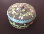 CHINA - Espetacular caixa em Cloisonne ricamente decorada com motivos florais - Med. 0.13cm X 0.08cm.A caixa de bugigangas é uma caixa chinesa antiga de bronze esmaltado da Dinastia Qing. É um item colecionável que data do final do meado do Séc. XX. O material principal é bronze com esmalte chinês.