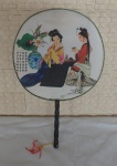 Espetacular leque de mão Feng Shui oriental elaborado com ceda, pega em madeira torneada, decoração de gueixas com vaso e florais, ideogramas no lado esquerdo, representando duas famosas beldades chinesa tomando chá. Diam 23 cm - altura 35cm." Flores de lótus em um vaso de celadon, a bela jovem de mangas verdes bebeu meia taça de vinho, um som ecoou direito pelas nuvens. Como sinto sua falta a partir deste momento."