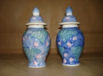 Par de vasos decorativos em Porcelana chinesa  azul, um deles com pequena perda na borda. altura 10cm