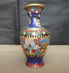 Espetacular vaso chines em metal dourado c/ decoração floral e filetes dourados em cloisonné sobre fundo azul, alt. 11cm.