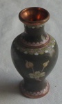 VASO EM CLOISONNÉ COM DECORAÇÃO FLORAL E FOLHAGEM COM FUNDO VERDE - DETALHES EM ROSA E BRANCO.  Alt. 13 cm