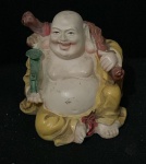 Estatueta de Resina de Buda Risonho, também conhecido como Budai, que é uma peça colecionável popular para decoração de casa. A estatueta representa felicidade, prosperidade, generosidade e a alegria de compartilhar. É frequentemente associada à saúde, riqueza e proteção. A figura é inspirada em um provérbio japonês sobre não "ouvir o mal", "falar o mal" ou "ver o mal". Alt. 5,5cm
