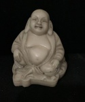 Estatueta  de Buda elaborada com pó de mármore. Mede 6,5 cm de altura.