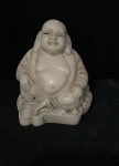 Estatueta  de Buda elaborada com pó de mármore. Mede 6,5 cm de altura.
