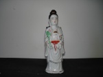 Estatueta oriental de Kuan Yin a deusa da misericórdia em porcelana branca pintada a mão com detalhes em ouro ,possui a mão solta para que se retire e faça pedidos e depois se coloque no lugar,como e conhecida em todo o oriente e vem conquistando adeptos em todo o mundo. medidas: 24 cm de altura por 10 cm de largura.Na mitologia chinesa, Kuan Yin é conhecida como a Deusa da Compaixão e da Misericórdia. Ela existiu como pessoa, igual a todos nós e somente depois de sua morte foi transformada em Deusa. Também conhecida como Quan'Am (no Vietnã), Kannon (no Japão), e Kanin (em Bali). Ela cobre as planícies alagadas do Oriente, do Egito à China. E é venerada em todo o mundo por milhões de pessoas, que a consideram o símbolo máximo da pureza espiritual
