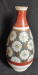 Garrafa bojuda Japonesa em miniatura ao gosto Satsuma com flores de crisântemos e detalhes em ouro com figuras circulares com selo vermelho no fundo. Alt. 15 cm.