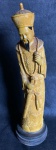GRUPO ESCULTÓRIO - Figura de imperador chinês de Resina amarela com base de madeira com sua Katana na bainha. Alt.  34cm