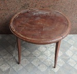 Mesa de apoio redonda em madeira peroba do campo. No estado. Med: 69 x 52 cm