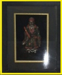 QUADRO - Figura de um Sábio Chinês que representa a Justiça emoldurado em quadro protegido por vidro. Altura Sábio 12 m, Medida total quadro 20 cm x 16 cm