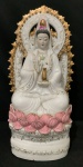 Estatueta de Buda meditando sobre flor de lótus rosa feita de fina porcelana Ornamentos de Guanyin de Lótus retratando a Antiga Lótus Dourada Bodhisattva Home Deusa da Misericórdia. Arremates à ouro. Alt, 39cm