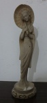 Estatueta de Pó de Mármore  representando Figura de Dama, apresenta discreto bicado no guarda sol. Medindo 24 cm.