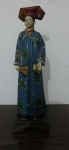Estatueta chinesa em resina com rica policromia representando dignatária em traje típico, não direita um leque e na esquerda um livro. Alt. 23cm
