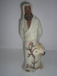 Espetacular Figura de velho ancião com pássaro em porcelana craqueada com selo do fabricante na base - origem oriental. Altura 30 cm