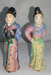 Par de Estatuetas de Porcelana chinesa  representando damas orientais em trajes típicos, circa década 50/60. Alt. 12cm