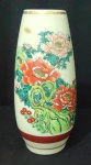 PORCELANA - Vaso Japonês Kutani  decorado com flores e folhagens com fundo creme, assinado na base com selo vermelho. Alt.26cm