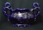 Espetacular Centro de mesa em fiança vitrificada da  INAC  - centro de mesa em porcelana azul cobalto, decoração em formato de dragões mitológicos nas alças, detalhes pintados à Ouro,   numeração na base 88,  Exemplar muito antigo e em prefeito estado, Medidas  26cm x 19cm x 40cm