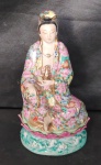 Espetacular e Antiga escultura de porcelana oriental, ao gosto família rosa, primeiro quartel séc. XX ,  representação de Guanyin (Kuan Yin), a Bodisatva da compaixão e misericórdia, a figura é feita de porcelana pintada à mão. Acredita-se que ela ouve os lamentos do mundo e promete proteger a humanidade. É um símbolo de pureza espiritual e benevolência na decoração de ambientes.  medindo 27 cm de altura, . Assinada na parte inferior da peça (vide foto).