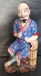 Antiga Escultura em Porcelana Mestre Chinês,A figura pode representar Shou Xing, o mestre da longevidade na mitologia chinesa, rica em detalhes  e rica policromia com expressões realistas, Selo e Timbrado Original de Época na parte inferior da peça, provavelmente do período revolucionário,  muito bom estado de conservação, segue conforme fotos; aprox. 23 x 13 x 8cm