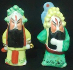 Par de guerreiros oriental de porcelana com rica policromia. Alt. 12cm e 11cm