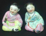 Par de Antigas figuras de porcelana oriental com reste ricamente decorada e policromada.