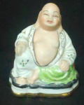 Esplendorosa escultura oriental de porcelana numerada na base com figura religiosa, ricamente policromada com faixa a ouro na base. Med. 6,5cm x 8,5cm x 10cm