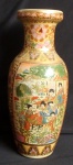 Belíssimo vaso em porcelana oriental policromada pintura a mão com detalhes em ouro, decoração ao gosto satzuma  com desenhos de gueixas e jardim.   medindo 25 cm.