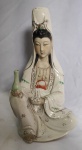 Escultura em porcelana oriental, na cor branca detalhes em fio de ouro, representando deusa, med. 24 x 14cm