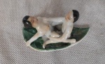 Estatueta de porcelana de casal oriental em cenas eróticas  sobre folha, representando a fertilidade. Med.7,5cm x 4cm