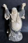 GRUPO ESCULTÓRIO - Grande Buda da felicidade, fertilidade  e prosperidade, também conhecido como Budaí. Acredita-se que esfregar sua barriga grande traga alegria e boa sorte.- escultura em Marfinite ricamente elaborada na cor marfim, com kimono em relevos e colar de bolsas. Med. 38cm x 22cm x 15cm